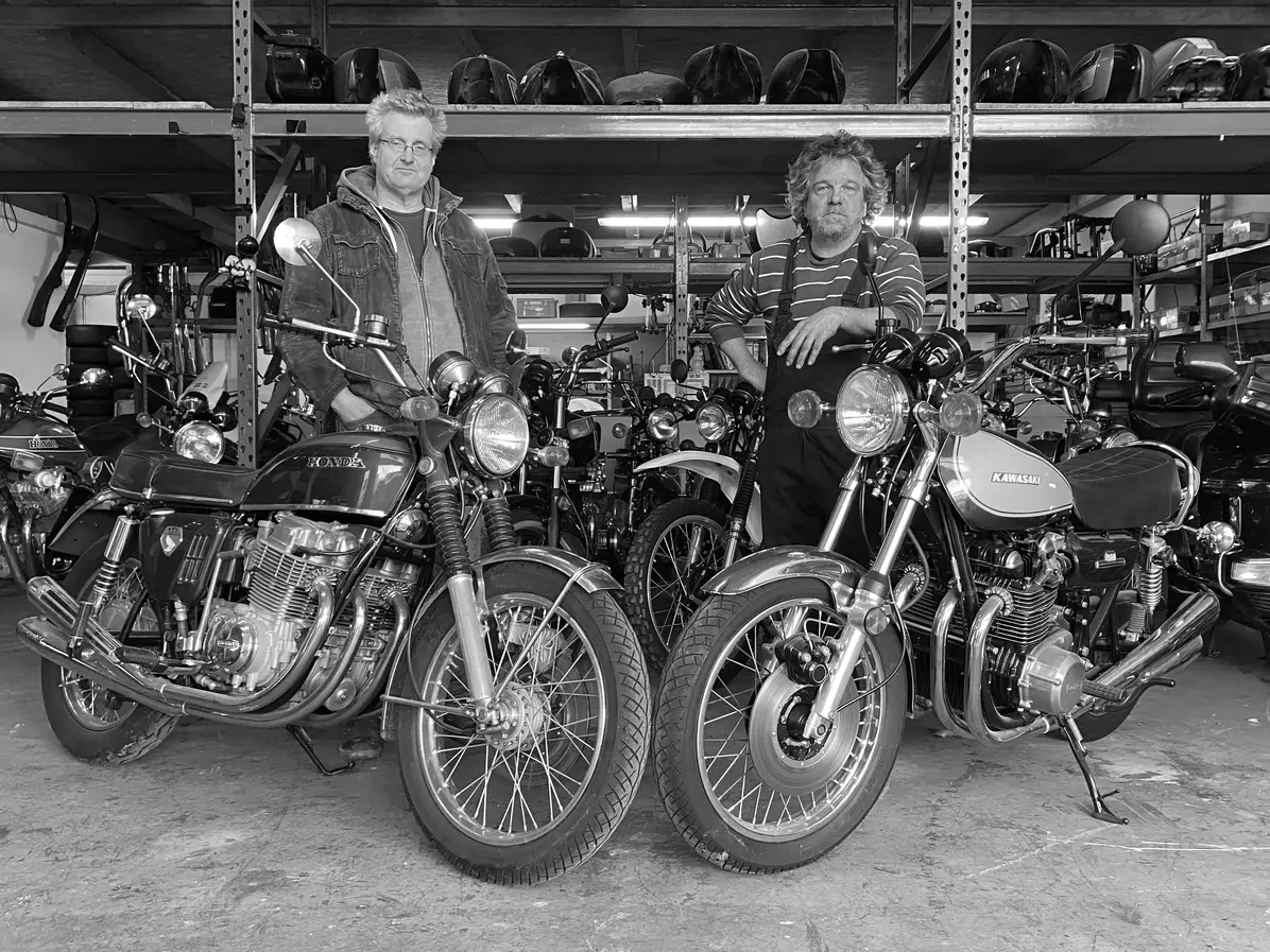 Das Team von Sayonara Cycles vor der Motorrad-Werkstatt bei Köln